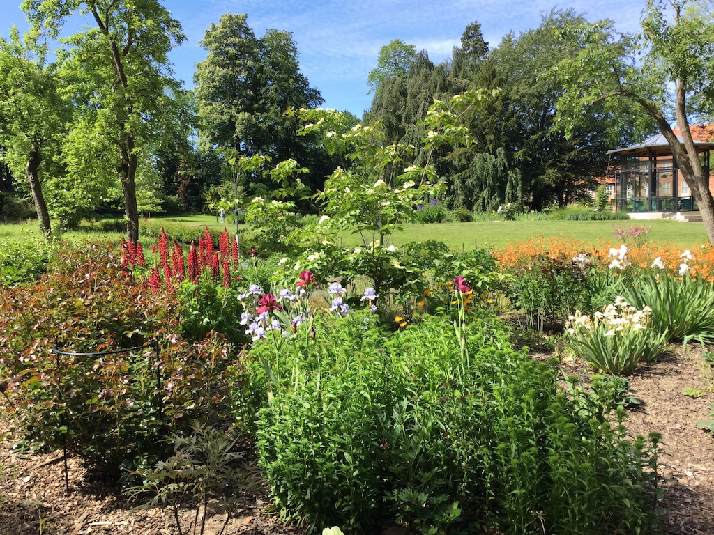 Staudenbeete vor dem Gutshaus